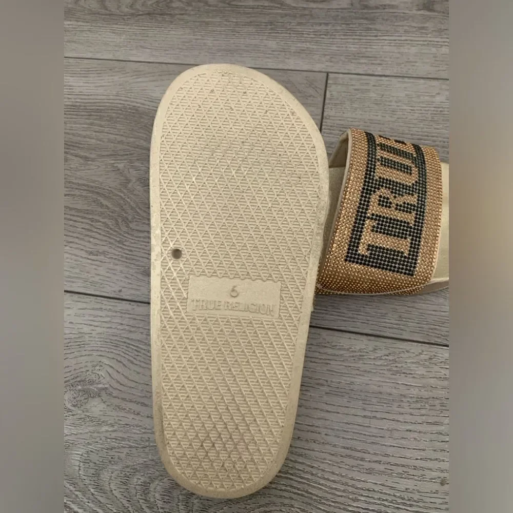 True religion woman’s sandals NWOT